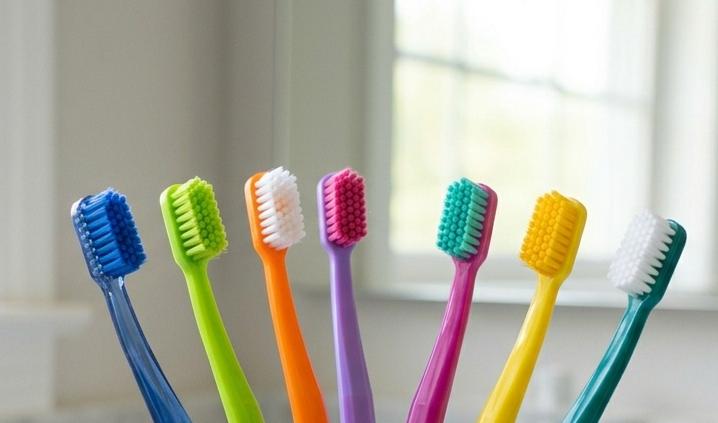 Criança escovando dentes